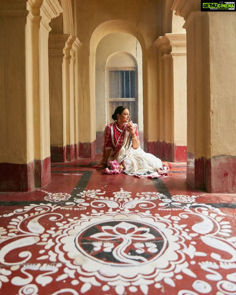 Nithya Menen Instagram - Charulata (Bengali: চারুলতা,) Indian drama film written and directed by Satyajit Ray. Based on the short story Nastanirh by Rabindranath Tagore, Reimagine is an attempt to create a fresh look and feel to the character and to spin a new story out of them. But all are re-interpretations, with an intriguing approach, while retaining the visual essence of the original work. Creative direction and styling, make-up done by @rishabhad Clothes @parama_g Photography @sauvicksengupta