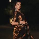 Nitibha Kaul Instagram - A bronze dream in & for the stunning @raw_mango for the opening night of @fdciofficial x @lakmefashionwk with @lakmeindia 🤍 Witnessed a beautiful collection of intricate indian silhouettes. The venue, Indira Gandhi National Stadium made the whole experience even more spectacular ✨ Jewellery @sangeetaboochra MUA @makeupbyrevalohia Hair @hairbybharat007 Styling @xhrexhth #LFW #LakmeFashionWeek #LakmeIndia #RawMango #Rawsilk #AllGold #BronzeGoldSaree Delhi, India