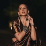 Nitibha Kaul Instagram - A bronze dream in & for the stunning @raw_mango for the opening night of @fdciofficial x @lakmefashionwk with @lakmeindia 🤍 Witnessed a beautiful collection of intricate indian silhouettes. The venue, Indira Gandhi National Stadium made the whole experience even more spectacular ✨ Jewellery @sangeetaboochra MUA @makeupbyrevalohia Hair @hairbybharat007 Styling @xhrexhth #LFW #LakmeFashionWeek #LakmeIndia #RawMango #Rawsilk #AllGold #BronzeGoldSaree Delhi, India