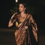 Nitibha Kaul Instagram - A bronze dream in & for the stunning @raw_mango for the opening night of @fdciofficial x @lakmefashionwk with @lakmeindia 🤍 Witnessed a beautiful collection of intricate indian silhouettes. The venue, Indira Gandhi National Stadium made the whole experience even more spectacular ✨ Jewellery @sangeetaboochra MUA @makeupbyrevalohia Hair @hairbybharat007 Styling @xhrexhth #LFW #LakmeFashionWeek #LakmeIndia #RawMango #Rawsilk #AllGold #BronzeGoldSaree Delhi, India