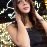 Nitibha Kaul Instagram - Styled by TRESemmè for fashion week! This is my take on the trending 90’s blowout, courtesy team TRESemmè 🖤 Got my hair styled for fashion week by the experts at the TRESemmè style station, using my favourite TRESemmè Gloss Ultimate Serum which gives heat protection from styling tools up to 230℃* and the TRESemmè Keratin Smooth Serum, which gives 2X smoother hair & frizz control for up to 48 hours. My look was inspired by the TRESemmè Style Collective trend report, you’ve got to follow the @tresemmeindia page and watch out for more! #TRESemméAtLFW #TRESemmé #TRESemméIndia #TRESemméStyleCollective #StyleCollective #Hairstyling #FDCIxLFW #FDCIxLakmeFashionWeek #LakmeFashionWeek #LFW #FashionWeek #HairTrends #ad