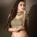 Niyati Fatnani Instagram - You are 🍏 of my eye.... Tera chaleya hai zor, teri hui main...🎵 Makeup & Hair: @makeoverbysejalthakkar @celebsmakeupbysejal Photography : @deepak_das_photography Styling : @purvabansal5 Outfit : @rajkumari_by_richahaware Jewellery : @sejalcreation23 Studio :@backstage_mumbai Managed by : @trending_influencers . . . . #love #hope #miracle #saturday #niyatifatnani