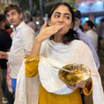Palak Lalwani Instagram - Sundays are meant for Shimmies !! If you are a bellydancer ( a student , teacher ) You would resonate with the fact that Sundays have become very special. Appreciation post to all the working professionals who dedicate their weekend/ holiday to their hobbies . To enter spaces for self is an act of self love/care and moving your body with bellydance vocabulary is healing and therapeutic in more ways than one . Shimmies are one of the most powerful technique for RELEASE. Few pointers to keep in my mind can help you in your journey with shimmy , remember : 1. It takes time . 2. There are good days and not so good days when it comes to shimmies. Enter, practice and exit . Without judging yourself . 3. Every body is different so understand how your body relaxes, responds and visually looks when you do this technique . Find what fits right with your body . 4. It is PURE EFFORT. 5. Your body needs good conditioning/strengthening to give powerful shimmies . 6. Understand how the body functions (anatomy wise ) with the different types shimmies. 7. BREATHE it fuels your body for sustaining shimmies and make it look relaxed. 8. Feel that jiggle FEEL IT , if you are not feeling it in your flesh you are missing out on one of the best feelings. 9. Hold your lower center and feel the connection with the earth . Push into the floor for strong anchoring . 10. Hold your upper centre so that the lower body is free of the upper body weight . Huge difference . 11. Fall in love first so that all the drills don’t feel like work . 🌻💃🏻 #sundayvibes #shimmies #shimmy #bellydance #egyptianshimmy #atikaladanceintensive #atikala #atikalacollective #keepinmind