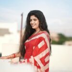 Papri Ghosh Instagram - U don’t need makeup for good photos, happiness is enough Saree @myvastras Photographer @cristooclicks #red #saree #actress #homely #nomakeup #terrace #photoshoot