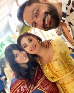 Parag Tyagi Instagram - गणपति बप्पा मौर्या।
Love you lotssss @ektarkapoor maam.. feeling super blessed 🤗❤️
#ektakapoor #ganpatidarshan #blessed #tuesday #pic #love #positivity #friends 
@paragtyagi @mushtaqshiekh @rizwanbachav