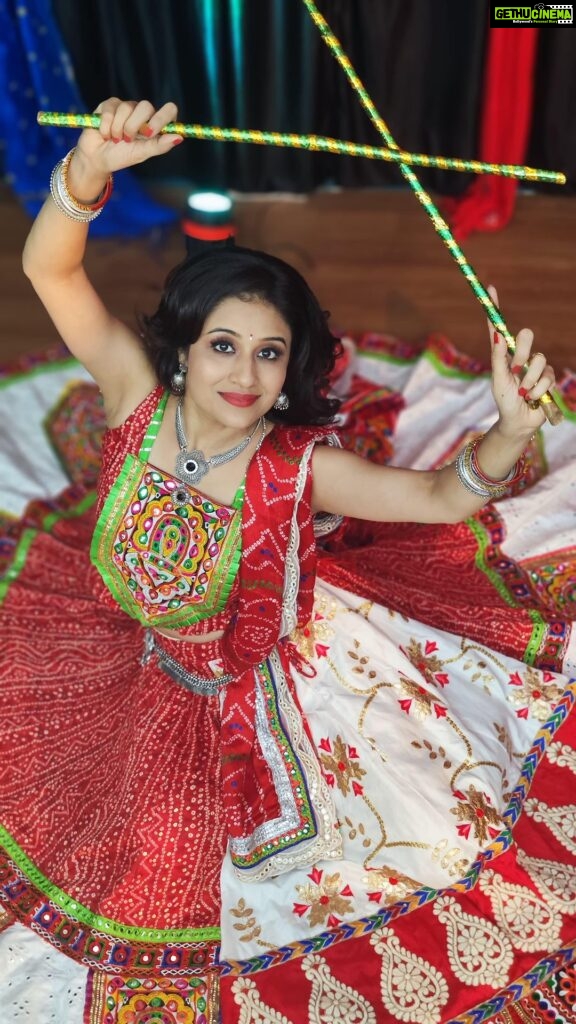 Paridhi Sharma Instagram - Yaad Piya ki ... #garba #garbavibes #celebration #dancevideo #ghagracholi #indianfestival Styledby - @stylebyriyajn Outfit- @navrangtraditionalwear