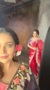 Parull Chaudhry Instagram - Very late to Paneer mera Lasan tera trend 😅🙈

Nautanki partner  @parullchaudhry 💙

Wearing @kharazari 😇
Makeup by @santosh_makeupartist 
Hair @fatimashaikhhairstylist
@hairstyles._official