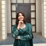 Parull Chaudhry Instagram - Feeling Royal Outfit & styling @tripzarora Hair @dethejaya Jewellery @shaikhaasifa626 #parullchaudhry #actor #influencer #contentcreator #parullians #explore #bhagyalakshmi #jofithaiwohhithai #traveller #vlogger #chaudhryonthego #fashion #fitness #beauty #lifestyle #fashionblogger #beautyblogger #yogini #fitnessmotivation #travel #saasbahuaurbetiyaan #parullkipaltan #ootd Mumbai - मुंबई