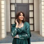 Parull Chaudhry Instagram - Feeling Royal Outfit & styling @tripzarora Hair @dethejaya Jewellery @shaikhaasifa626 #parullchaudhry #actor #influencer #contentcreator #parullians #explore #bhagyalakshmi #jofithaiwohhithai #traveller #vlogger #chaudhryonthego #fashion #fitness #beauty #lifestyle #fashionblogger #beautyblogger #yogini #fitnessmotivation #travel #saasbahuaurbetiyaan #parullkipaltan #ootd Mumbai - मुंबई