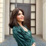 Parull Chaudhry Instagram - Feeling Royal Outfit & styling @tripzarora Hair @dethejaya Jewellery @shaikhaasifa626 #parullchaudhry #actor #influencer #contentcreator #parullians #explore #bhagyalakshmi #jofithaiwohhithai #traveller #vlogger #chaudhryonthego #fashion #fitness #beauty #lifestyle #fashionblogger #beautyblogger #yogini #fitnessmotivation #travel #saasbahuaurbetiyaan #parullkipaltan #ootd Mumbai - मुंबई
