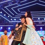 Pooja Chopra Instagram - N THIS ladies n gentlemen, I shall cherish for the rest of my life! I still remember my mother dancing to ‘Yaad Piya ki anne lagi’. I am insanely overwhelmed by the love especially @falgunipathak12 ‘s humility n warmth.. thank you🙏 #grateful #love #light ✨