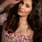 Pooja Chopra Instagram - 💫 . . In @reynutaandon 📸 @deepak_das_photography Makeup @tanyamakeoverofficial Jewellery @dhanrajjewellers Styling @nikitah_14