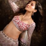 Pooja Chopra Instagram - 💫 . . In @reynutaandon 📸 @deepak_das_photography Makeup @tanyamakeoverofficial Jewellery @dhanrajjewellers Styling @nikitah_14