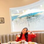 Pooja Chopra Instagram - Instagram v/s reality 😈 . . . . . #breakfasttime☕️ #morningvibes #weekend #babydoll #weekendvibes #babydevil #beingme #goofball #everydaymotivation #choosehappydaily #eggsbenedictday 🍳
