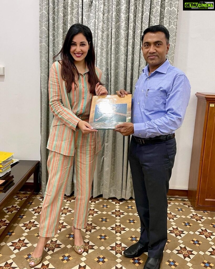Pooja Chopra Instagram - It was an honour to meet the CM of Goa Dr. Pramod Sawant and to be invited as a guest of State for the Goa Carnival in Panjim today..looking forward 💫 Chief Minister Panjim