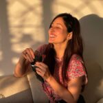 Pooja Chopra Instagram - I could totally give up chocolate but I’m not a quitter u see 🤓 #girlandherchocolate #darkchocolate #love #nofilterneeded #sunkissed #beautiful #universeblessed #prettysmiles #happiness