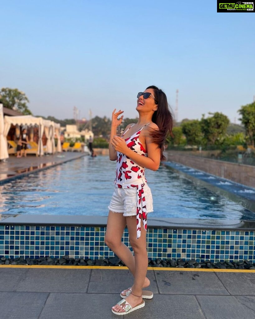 Pooja Chopra Instagram - 🤍♥️ . . #sunset #sunsetlover #nofilter #love #magichour #windinmyhair #happyheart