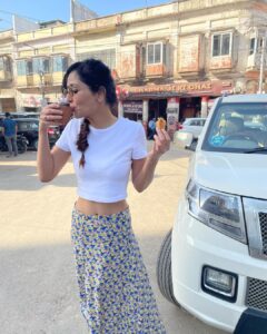Pooja Chopra Instagram - Overjoyed to be back in the city of Nawabs, kababs & Aadabs.. Lucknow, you’ve always had so much to offer.. can never have enough of you🤍 My love for You is like an old school romance 🎶 

#dayoffwork #madethemostofit #food #shopping #tea #parks  #lucknowdiaries #jahaanchaaryaar