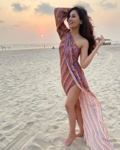 Pooja Chopra Instagram - She loved a windy day it made her feel like she was flying 🎻
.
.
.
.
.
.
.
.
👘@babitamalkani