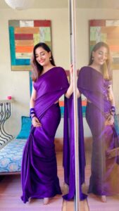 Pooja Sharma Instagram - Saree ki saree baat ye hai ki… bas yahi hai… Saree ki saree 😜

#funnycaptions #saree #reelsinstagram #purple #chiffon