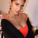 Poonam Pandey Instagram - Omg🤯 . . . #newreel #trendingreels #poonampandey #hotness #celebrity #reelitfeelit #reels #bts #behindthescene
