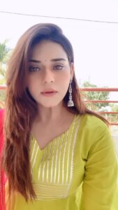 Poonam Preet Bhatia Instagram - Le dasso 🤪 koi ni hun kardo tareef  je ni kitti 🤣🤣🤣 

#justforfun #punjabi #punjabiswag
