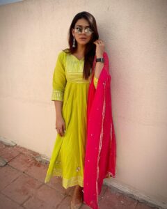 Poonam Preet Bhatia Instagram - Thought I’d add little colour to ya feed 💁🏻‍♀️ ✨✨ Happy Diwali 🪔 love, light prosperity to all 🫶🏻

Outfit - @bunaai 

#happydiwali  #festivewear #diwaligifts #celebration #festivaloflights
