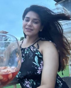 Poonam Preet Bhatia Instagram - I always make grape decisions 🍷 

#chilling #bythesea #pickyourpoison #hakunamoscato 💁🏻‍♀️