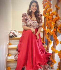 Poonam Preet Bhatia Instagram - Here’s to love, light, and ladoos ✨✨🪔
♥️
♥️
♥️
♥️
♥️
Outfit - @sejalkamdardesigns 
Jewellery- @ishhaara 

#ourfirstdiwali #diwalidecorations #india #happydiwali #diwalivibes #celebration #festivevibes