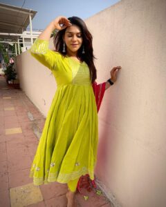 Poonam Preet Bhatia Instagram - Thought I’d add little colour to ya feed 💁🏻‍♀️ ✨✨ Happy Diwali 🪔 love, light prosperity to all 🫶🏻

Outfit - @bunaai 

#happydiwali  #festivewear #diwaligifts #celebration #festivaloflights