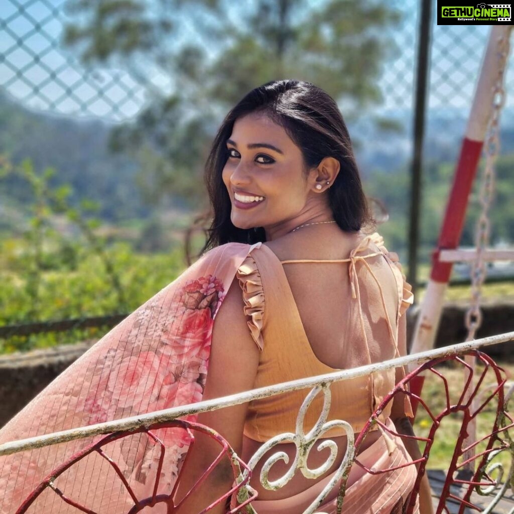 Poornima Ravi Instagram - Womanly Vibes🧘‍♀️❤️ Costume: @uttara_trulyurs . . . . . . . . . . . #poornimaravi #araathi #saree #sareelove #blouse #simplelook #love #smiles #pink #peach #peachsaree #ooty #casualstyle #hair #casualphotography #actress #fashionphotography #poornimaravipictures