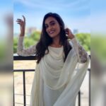 Poornima Ravi Instagram - Hold up the sky! Pc: @balaji.sha.g . . . . . . . #poornimaravi #araathi #white #salwar #whitesalwarsuit #sky