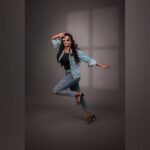 Poornima Ravi Instagram - 50% Savage, 50% Sweetheart! Swipe to watch the BTS of the pic! 😁 Photographed by @bricabrac.in @praveen93 MUAH: @viyahairandmakeup Costume: @viyahairandmakeup . . . . . . . . . . . . . #poornimaravi #araathi #denim #denimjacket #photography #bricabrac