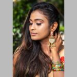 Poornima Ravi Instagram - Costume: @tina_couture1607 Jewellery: @muthucharam_2018 Make up: @sa_makeoverartist Photography: @udhaya_kumar95 #poornimaravi #araathi