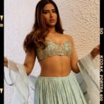 Pranutan Bahl Instagram - please cut the shot ya 😝 @sunny_hairr @kavitaparmar_makeup_hair @rohnpingalay