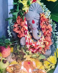 Priyanka Nalkari Instagram - | VINAYAKA CHATURTHI SHUBAKANKSHALU 😊🙏🏻🌸
#happyvinayakachavithi #festivalvibes #vinayakudu #vinayagar #ganesha #ganapathi #feelingblessed #couplegoals #wifenhusband #instagram
My outfit @rdm_collections90 ❤️