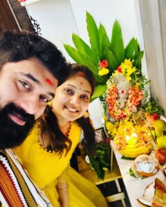 Priyanka Nalkari Instagram - | VINAYAKA CHATURTHI SHUBAKANKSHALU 😊🙏🏻🌸
#happyvinayakachavithi #festivalvibes #vinayakudu #vinayagar #ganesha #ganapathi #feelingblessed #couplegoals #wifenhusband #instagram
My outfit @rdm_collections90 ❤️
