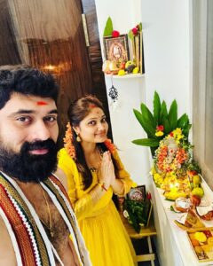 Priyanka Nalkari Instagram - | VINAYAKA CHATURTHI SHUBAKANKSHALU 😊🙏🏻🌸
#happyvinayakachavithi #festivalvibes #vinayakudu #vinayagar #ganesha #ganapathi #feelingblessed #couplegoals #wifenhusband #instagram
My outfit @rdm_collections90 ❤️