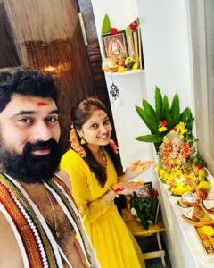 Priyanka Nalkari Instagram - | VINAYAKA CHATURTHI SHUBAKANKSHALU 😊🙏🏻🌸
#happyvinayakachavithi #festivalvibes #vinayakudu #vinayagar #ganesha #ganapathi #feelingblessed #couplegoals #wifenhusband #instagram
My outfit @rdm_collections90 ❤️