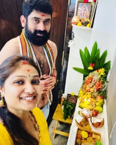 Priyanka Nalkari Instagram - | VINAYAKA CHATURTHI SHUBAKANKSHALU 😊🙏🏻🌸
#happyvinayakachavithi #festivalvibes #vinayakudu #vinayagar #ganesha #ganapathi #feelingblessed #couplegoals #wifenhusband #instagram
My outfit @rdm_collections90 ❤️