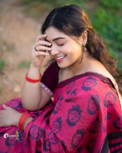 Priyanka Thimmesh Instagram - ✨

Happy morning 🥰
📸 by my fav one @rainbow_photography_official 
🥰🤍
#priyankathimmeshofficial #priyankathimmesh #sareelove #traditionalwear #happiness #smilemore #instagood #rainbowphotography #rainbowclick🌈