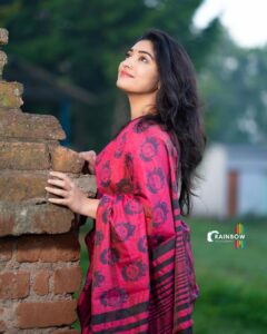 Priyanka Thimmesh Instagram - ✨

Happy morning 🥰
📸 by my fav one @rainbow_photography_official 
🥰🤍
#priyankathimmeshofficial #priyankathimmesh #sareelove #traditionalwear #happiness #smilemore #instagood #rainbowphotography #rainbowclick🌈