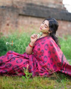 Priyanka Thimmesh Instagram - ✨

Happy morning 🥰
📸 by my fav one @rainbow_photography_official 
🥰🤍
#priyankathimmeshofficial #priyankathimmesh #sareelove #traditionalwear #happiness #smilemore #instagood #rainbowphotography #rainbowclick🌈