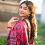 Priyanka Thimmesh Instagram - ✨ Happy morning 🥰 📸 by my fav one @rainbow_photography_official 🥰🤍 #priyankathimmeshofficial #priyankathimmesh #sareelove #traditionalwear #happiness #smilemore #instagood #rainbowphotography #rainbowclick🌈