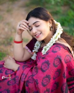 Priyanka Thimmesh Instagram - ✨

Happy morning 🥰
📸 by my fav one @rainbow_photography_official 
🥰🤍
#priyankathimmeshofficial #priyankathimmesh #sareelove #traditionalwear #happiness #smilemore #instagood #rainbowphotography #rainbowclick🌈