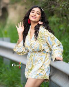 Priyanka Thimmesh Instagram - See Good In All Things..
Happiness will be with you❤️✨

Happy evening 🎊

 
📸: @rainbow_photography_official 🫶🏻🥰

#priyankathimmeshofficial #priyankathimmesh #iknowcutenessoverload 😉 #happiness #loveoflife 
💙💙💙💙💙