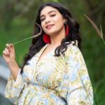Priyanka Thimmesh Instagram - See Good In All Things.. Happiness will be with you❤️✨ Happy evening 🎊 📸: @rainbow_photography_official 🫶🏻🥰 #priyankathimmeshofficial #priyankathimmesh #iknowcutenessoverload 😉 #happiness #loveoflife 💙💙💙💙💙