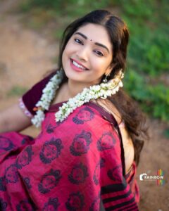 Priyanka Thimmesh Instagram - ✨

Happy morning 🥰
📸 by my fav one @rainbow_photography_official 
🥰🤍
#priyankathimmeshofficial #priyankathimmesh #sareelove #traditionalwear #happiness #smilemore #instagood #rainbowphotography #rainbowclick🌈