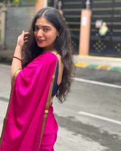 Priyanka Thimmesh Instagram - ಎಲ್ಲರಿಗೂ ಗೌರಿ ಗಣೇಶ ಹಬ್ಬದ ಶುಭಾಶಯಗಳು 🌸🙌🏻

@iampriyankaathimmesh