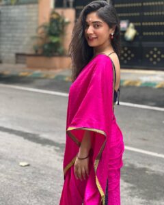 Priyanka Thimmesh Instagram - ಎಲ್ಲರಿಗೂ ಗೌರಿ ಗಣೇಶ ಹಬ್ಬದ ಶುಭಾಶಯಗಳು 🌸🙌🏻

@iampriyankaathimmesh